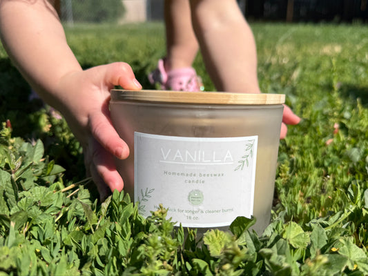 Vanilla beeswax candle in tin – pet-safe and naturally scented
Non-toxic vanilla candle for homes with dogs – clean-burning beeswax